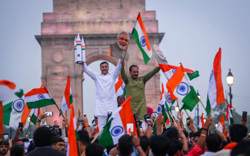 Parvesh Sahib Singh Verma și Virendra Sachdeva, doi membri ai partidului de guvernământ BJP al lui Narendra Modi, sărbătoresc aterizarea navei spațiale Chandrayaan 3 din India pe Lună pe 23 august 2023.