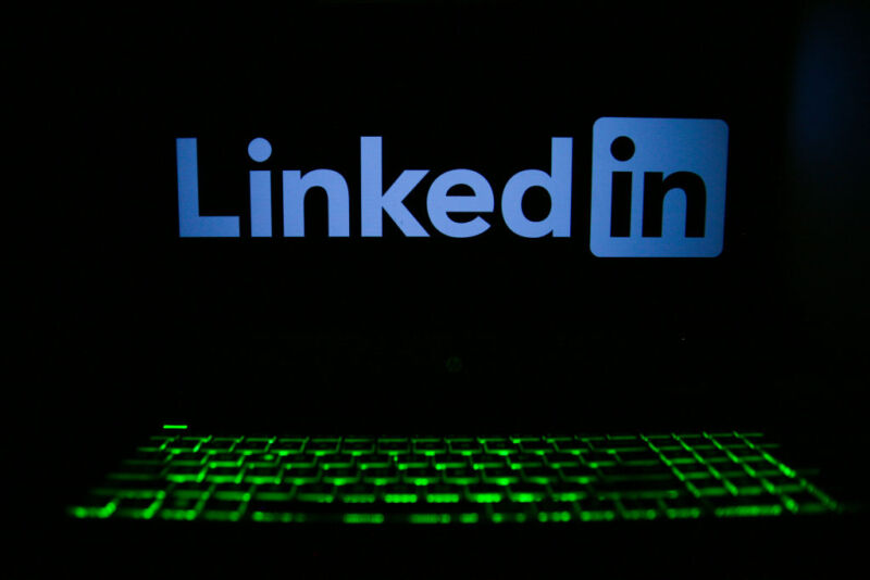 Learn how to prevent LinkedIn from coaching AI in your knowledge