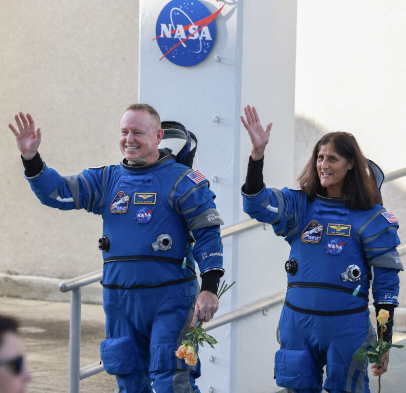 Astronauții NASA Butch Wilmore și Suni Williams fac semn cu mâna familiilor lor, prietenilor și oficialilor NASA în drum spre rampa de lansare, pe 5 iunie, pentru a se îmbarca la bordul navei Boeing Starliner.