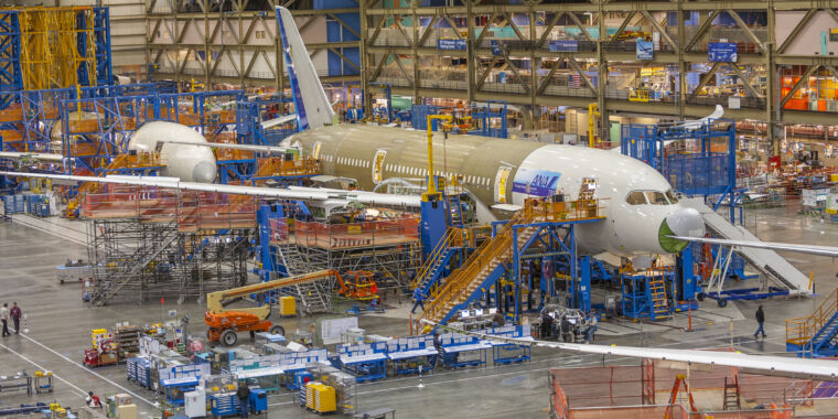 To avoid strike, Boeing promises 25% pay hike—and to build next jet in Seattle