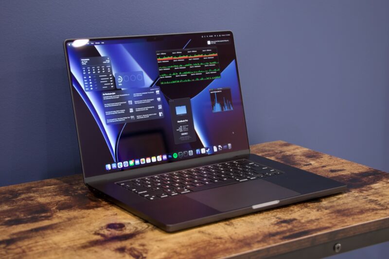 MacBook Pro de 16 polegadas com processador M3 Max da Apple. Novos laptops Pro e alguns desktops podem ser lançados no final deste outono.