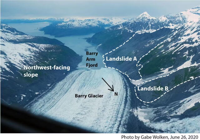 Laderas dañadas por deslizamientos de tierra alrededor del fiordo Barry Arm, Alaska. Si los acantilados se derrumban repentinamente, los científicos temen que un enorme tsunami pueda azotar la ciudad de Whittier, a 48 kilómetros de distancia. 