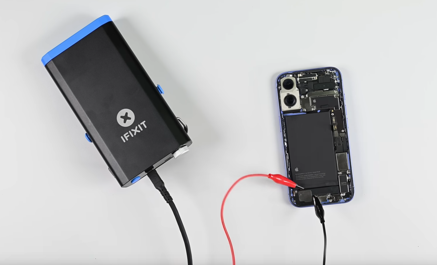 Разборка iPhone 16 от iFixit обнаружила значительно улучшенный процесс извлечения аккумулятора