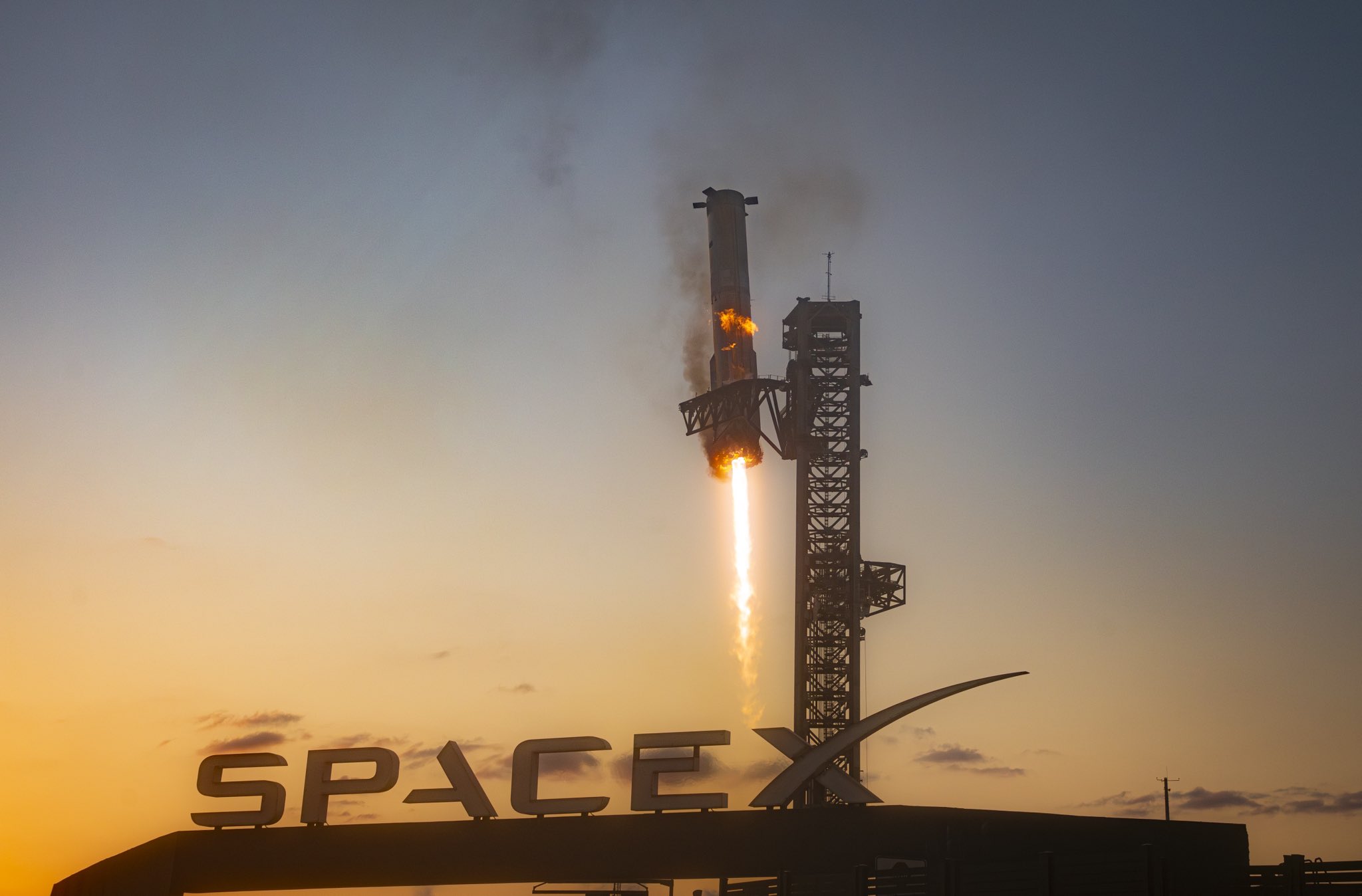 Raport rakietowy: Bloomberg wzywa do anulowania SLS; SpaceX osiąga granicę stulecia