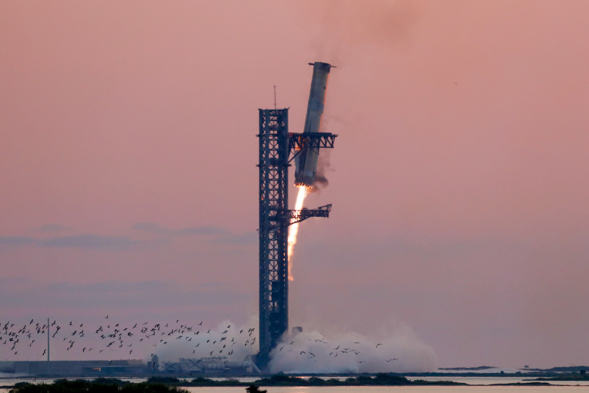 SpaceX noķer gaisā atgriežas raķeti, pārvēršot fantāzijas ideju realitātē