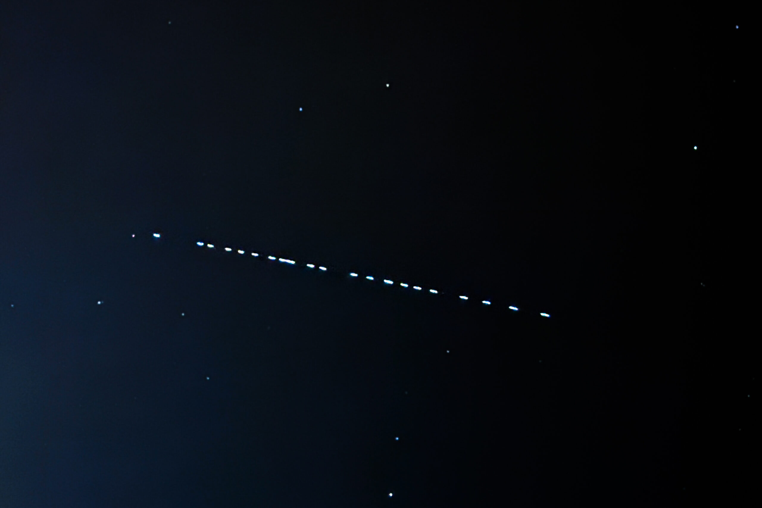 A lot of people are mistaking Elon Musk's Starlink satellites for UAPs - Ars Technica