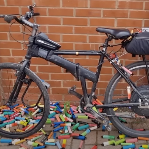 Guy makes “dodgy e-bike” from 130 used vapes to make point about e-waste