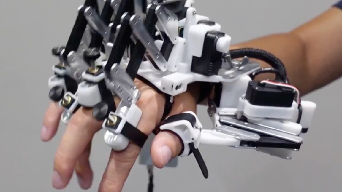 Robotic hand helps pianists overcome “ceiling effect” Feature image