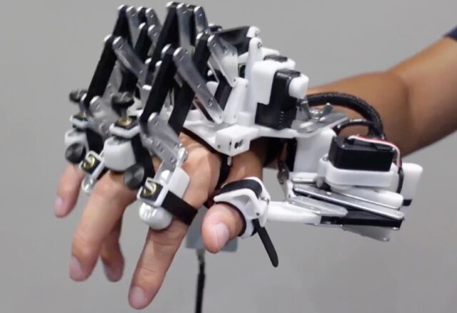 Robotic hand helps pianists overcome “ceiling effect”