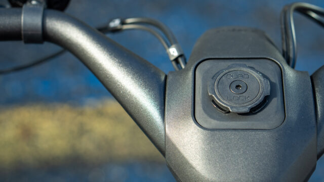 A Quad Lock attachment on the handlebars of the Trek FX+ 7.