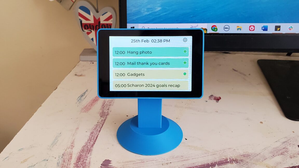 Hands-on: This 3.5-inch smart display makes my digital calendars more digestible