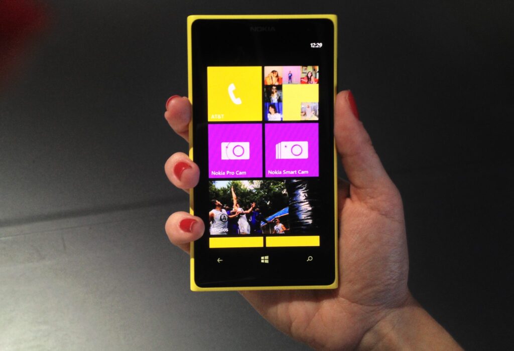 “NokiApple LumiPhone 1020 SE” merges Windows Phone body with budget iPhone guts