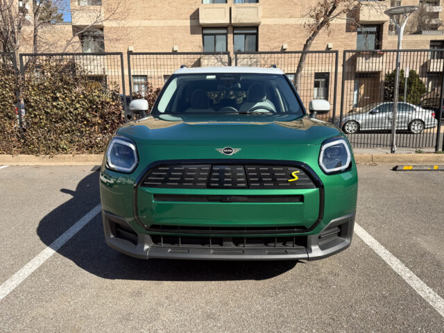 A mini countryman seen head-on