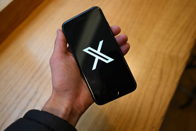 Disgruntled users roast X for killing Support account
