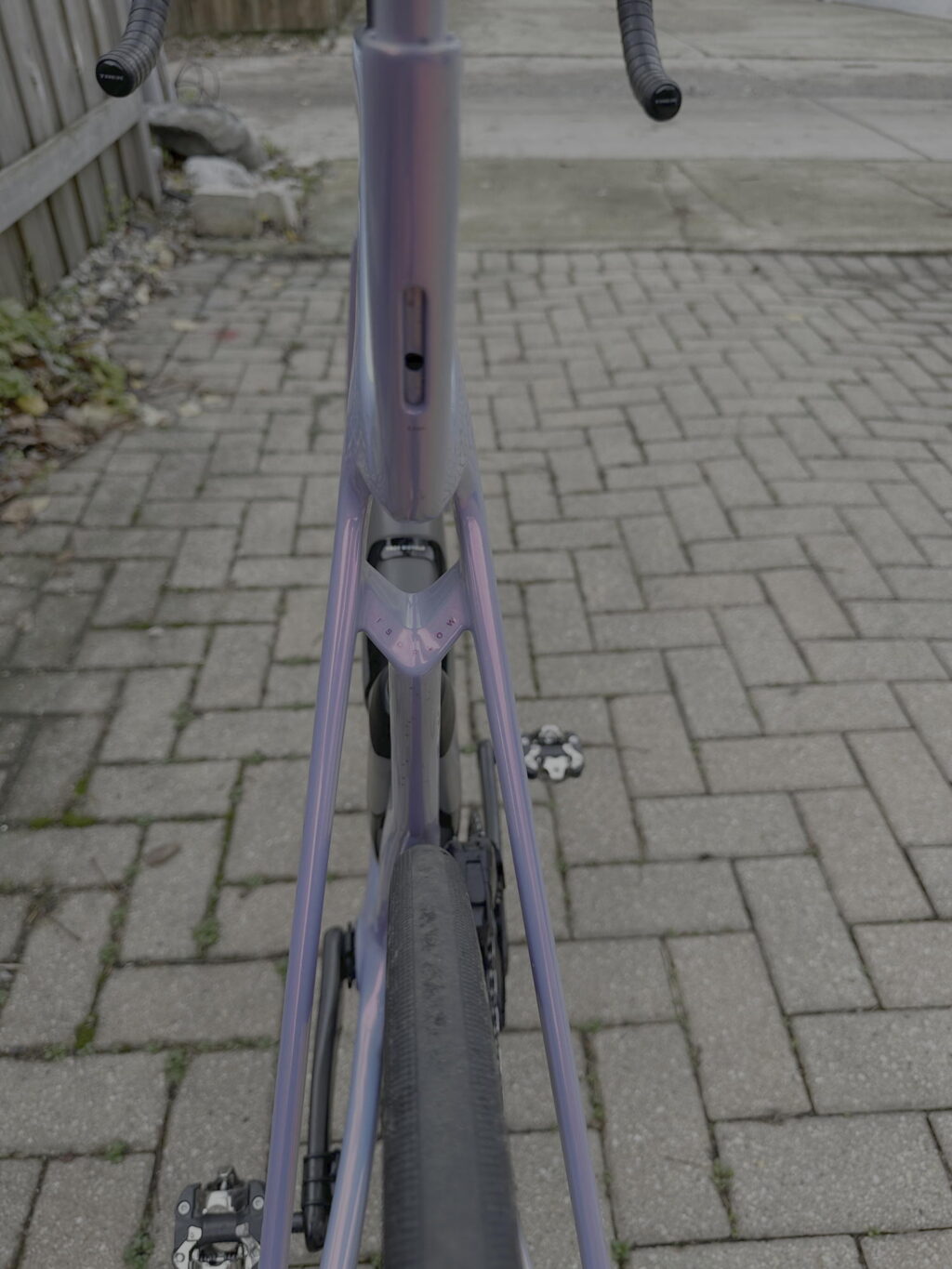 Seat mast cutout