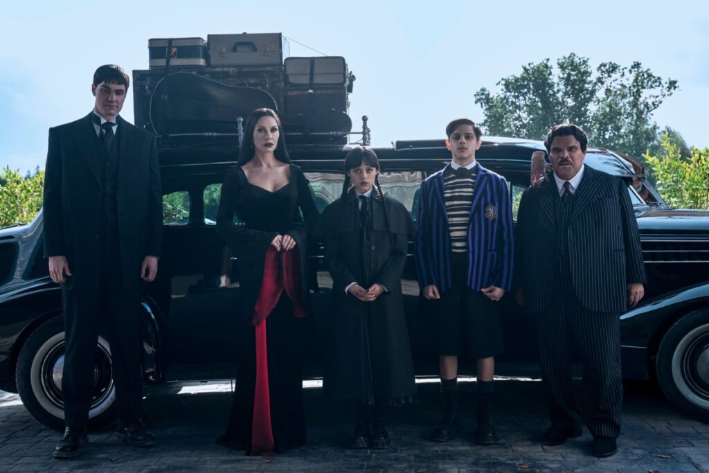 (L to R) Joonas Suotamo as Lurch, Catherine Zeta-Jones as Morticia Addams, Jenna Ortega as Wednesday, Isaac Ordonez aș Pugsley Addams, Thing, and Luis Guzmán as Gomez Addams