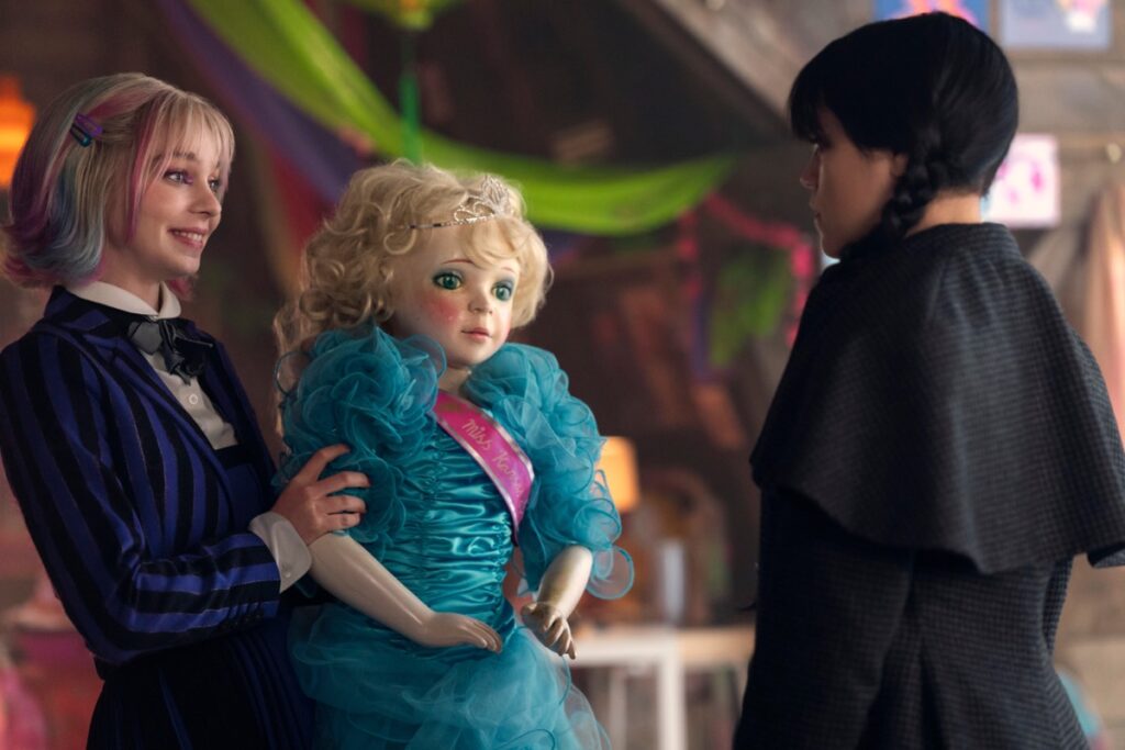 (L to R) Emma Myers as Enid Sinclair, Jenna Ortega as Wednesday