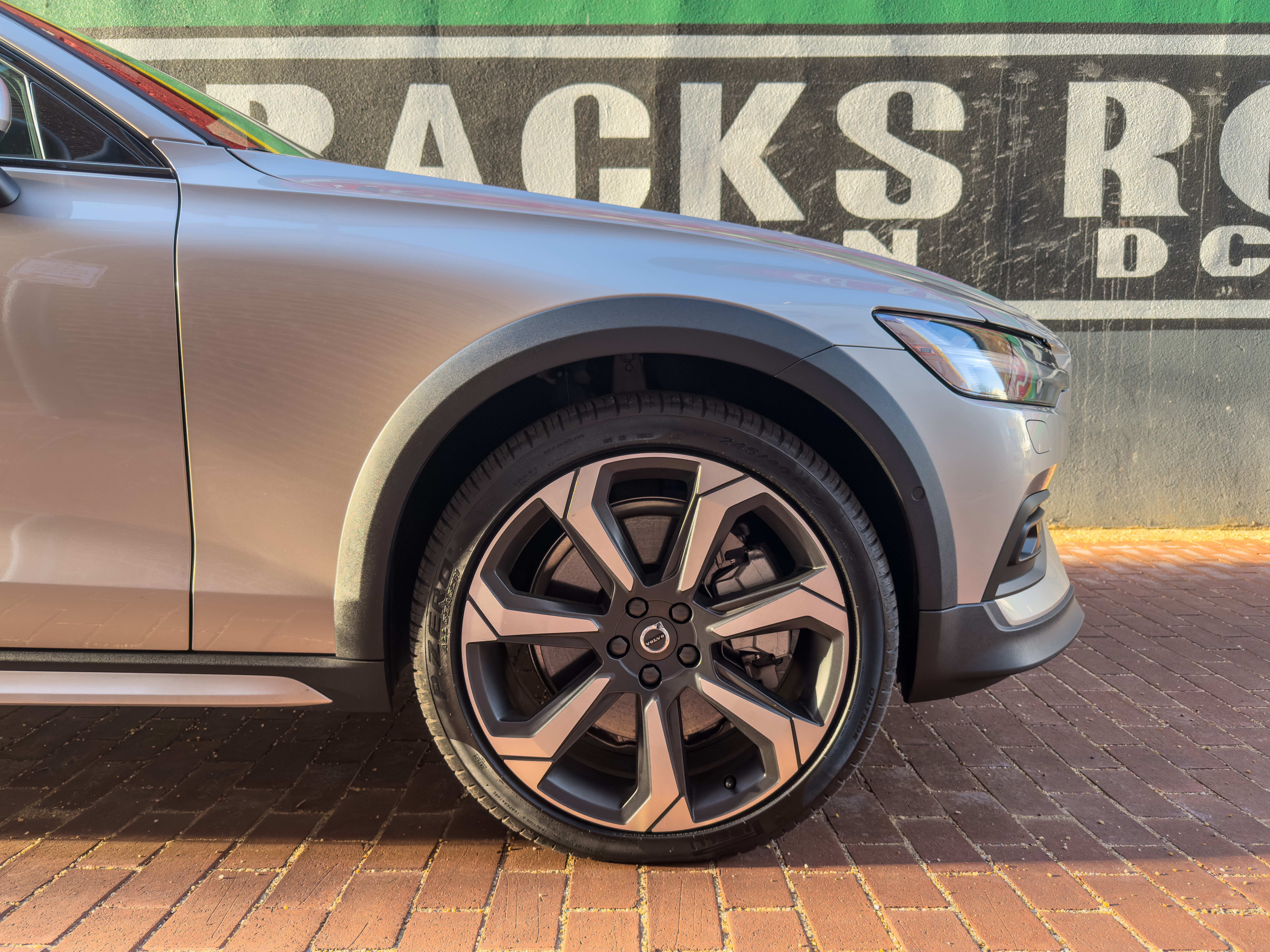 Volvo V60 Cross Country front wheel and ride height