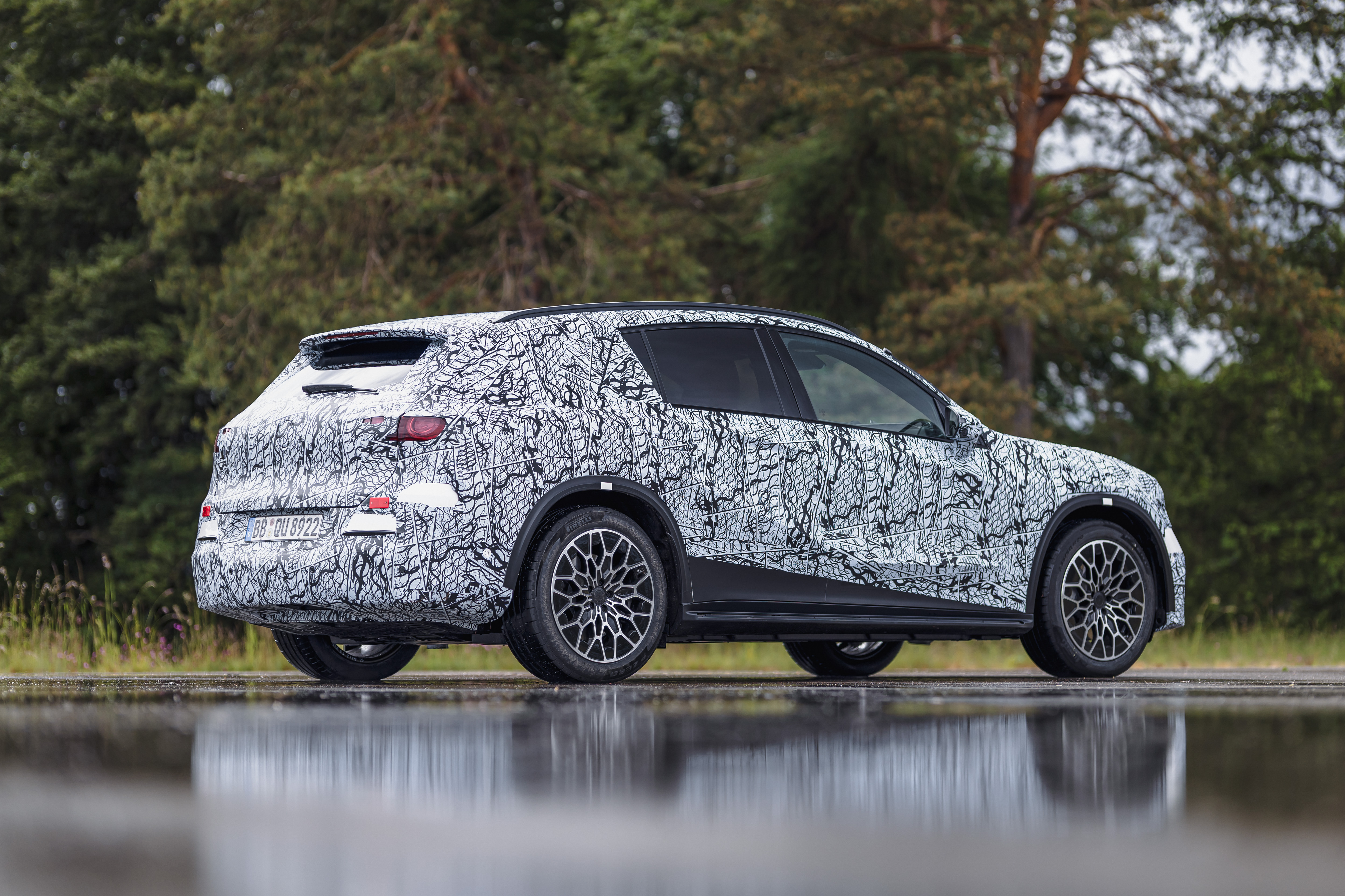 The all-new GLC with EQ Technology 2025, Immendingen, seen in the rain from the rear 3/4 view
