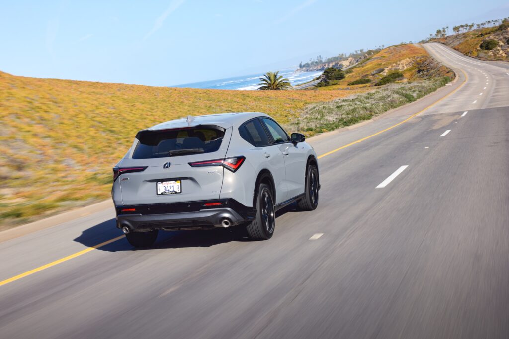 Un acura ADX se aleja de la cámara