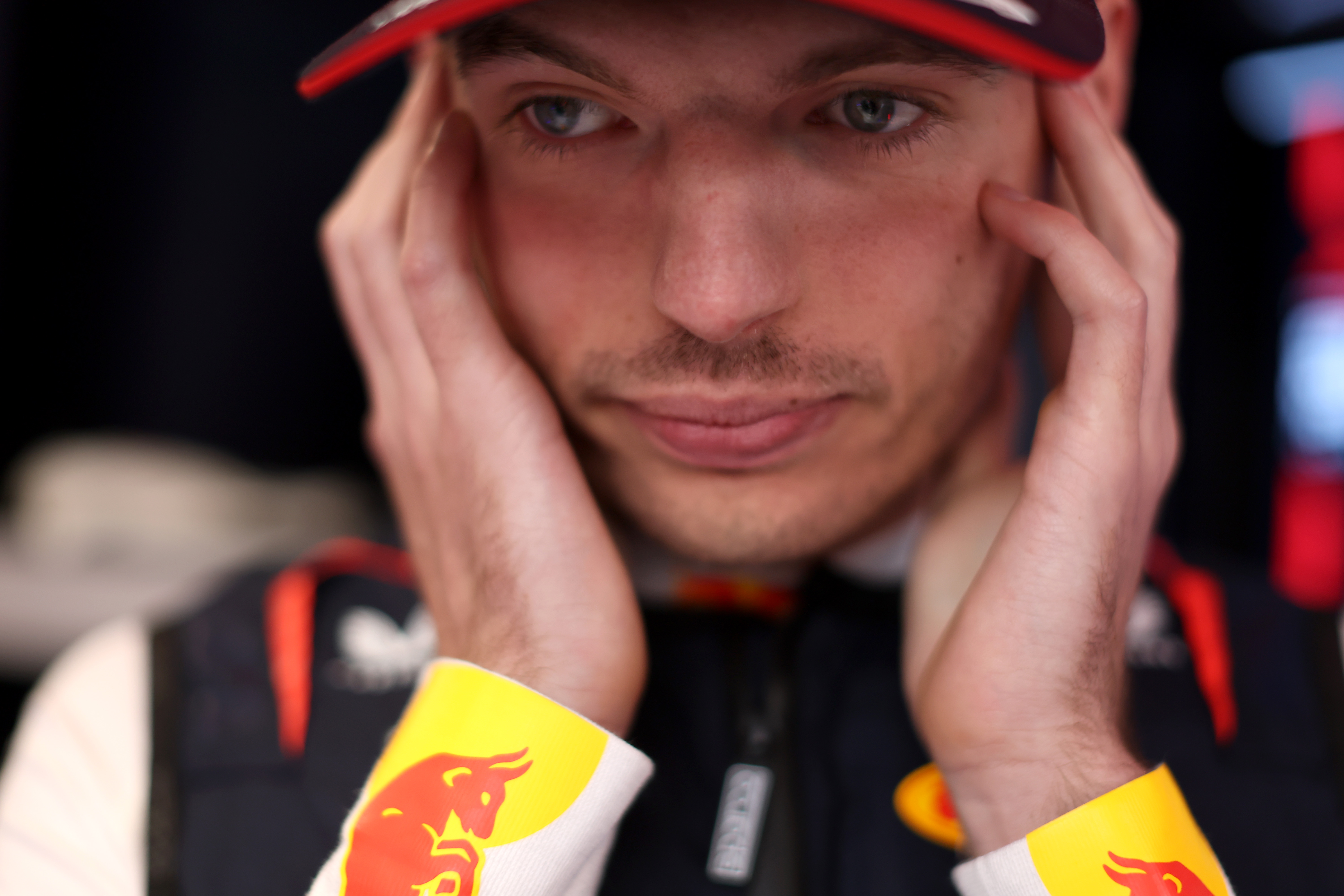 Barcelone, Espagne - 31 mai: Verstappen max des Pays-Bas et Oracle Red Bull Racing se prépare à conduire dans le garage lors de la qualification avant le Grand Prix de F1 d'Espagne au Circuit de Barcelone-Catalunya le 31 mai 2025 à Barcelone, en Espagne.