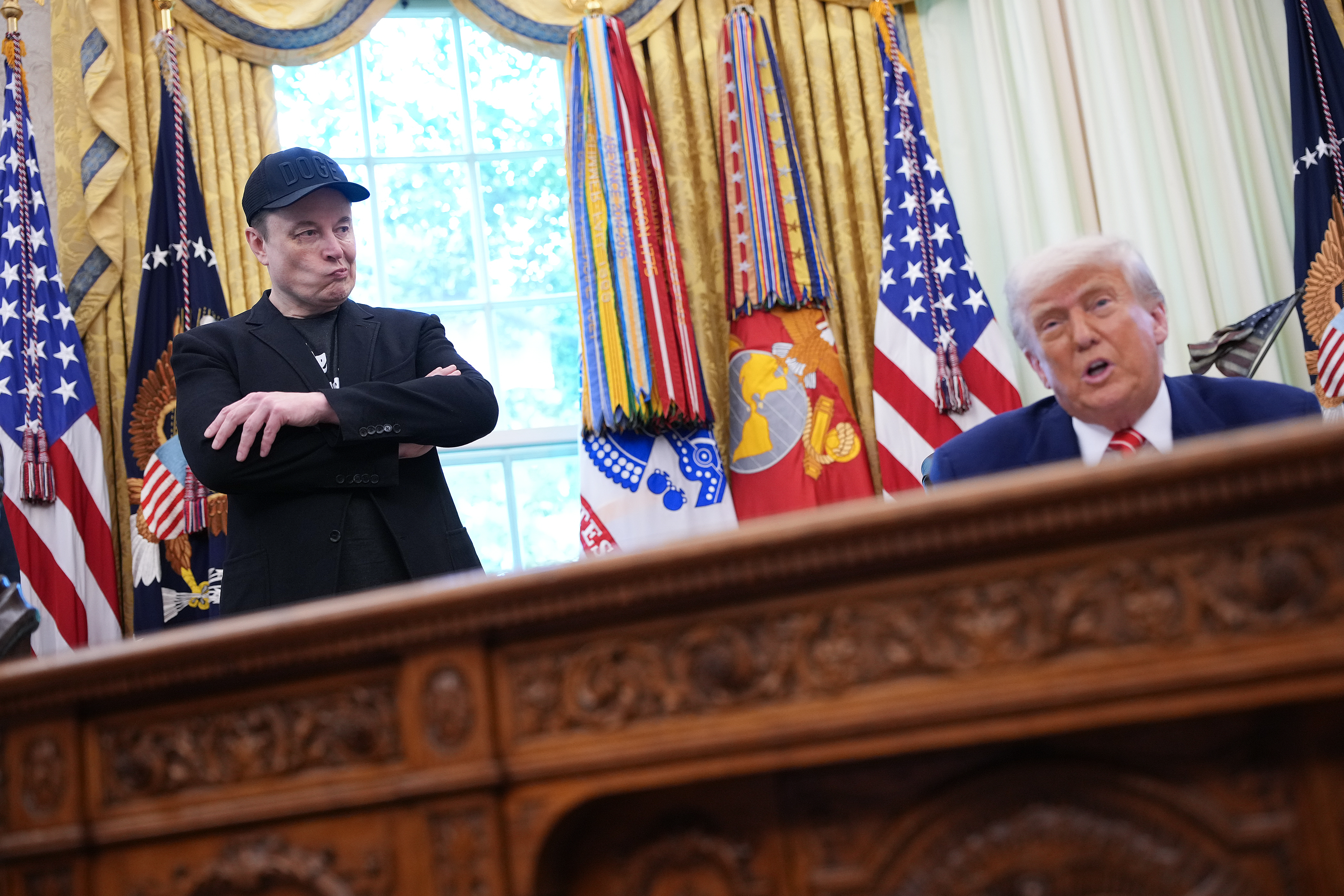 华盛顿，DC - 5月30日：特斯拉首席执行官埃隆·马斯克在白宫椭圆形办公室听取美国总统唐纳德·特朗普向记者讲话。马斯克曾担任特朗普的顾问并领导政府效率部，宣布他将离开特朗普政府以重新专注于自己的业务。