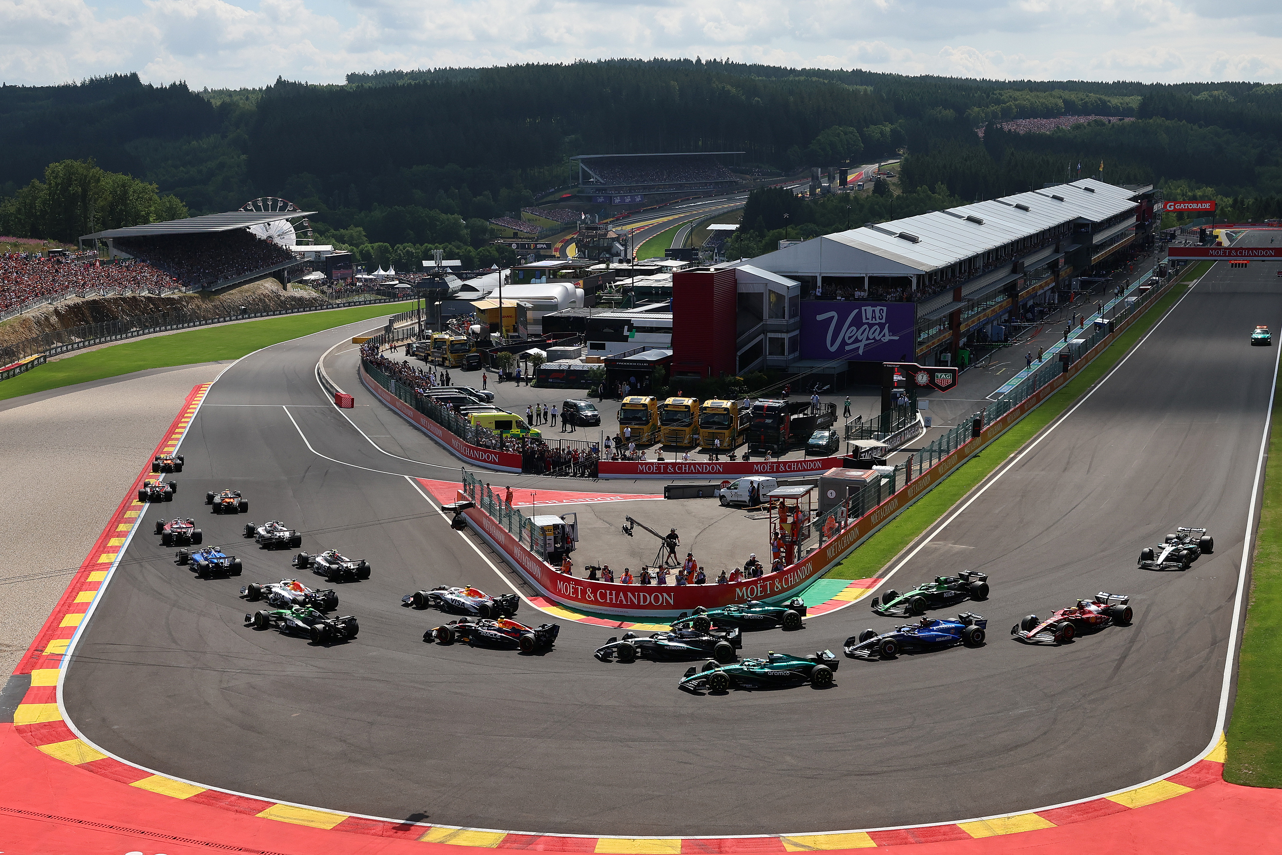 SPA, BELGIUM - JULY 26: Oscar Piastri of Australia driving the (81) McLaren MCL39 Mercedes leads Max Verstappen of the Netherlands driving the (1) Oracle Red Bull Racing RB21 Lando Norris of Great Britain driving the (4) McLaren MCL39 Mercedes and the rest of the field at the start during the Sprint ahead of the F1 Grand Prix of Belgium at Circuit de Spa-Francorchamps on July 26, 2025 in Spa, Belgium.