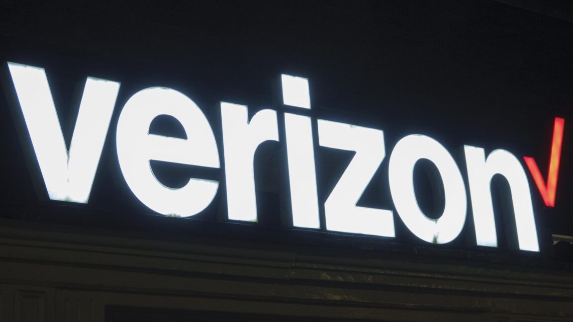 Verizon’s request to lock phones supported by police, opposed by users