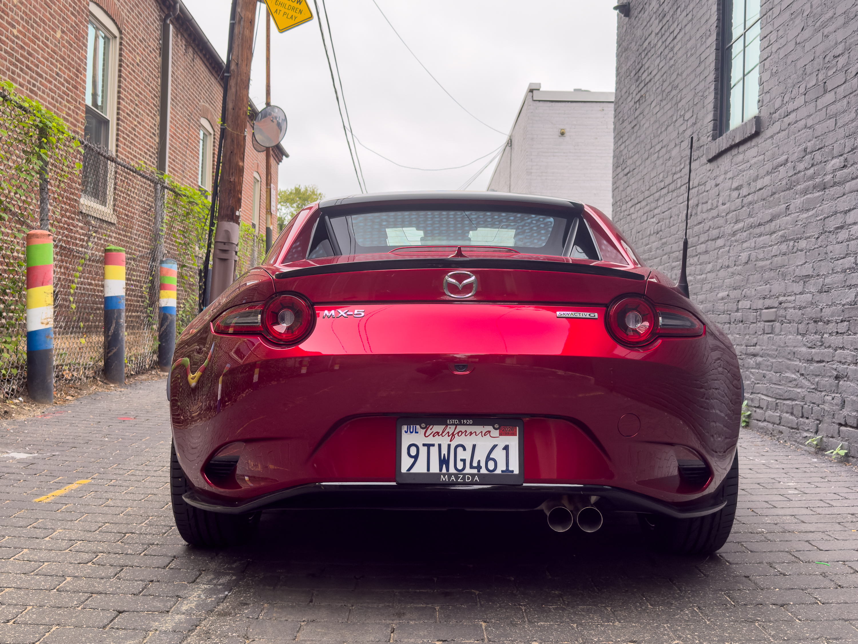 Una mazda rossa MX -5 Miata RF può essere vista da dietro.