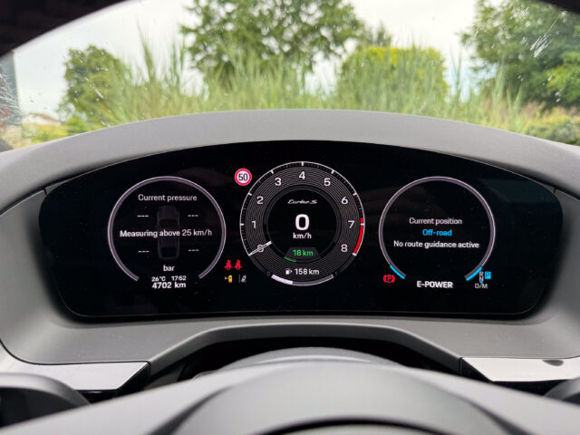 Porsche Panamera main instrument display