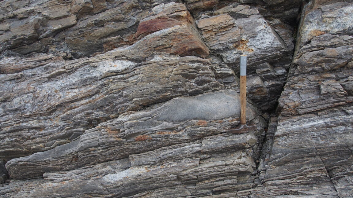 How old is the earliest trace of life on Earth?