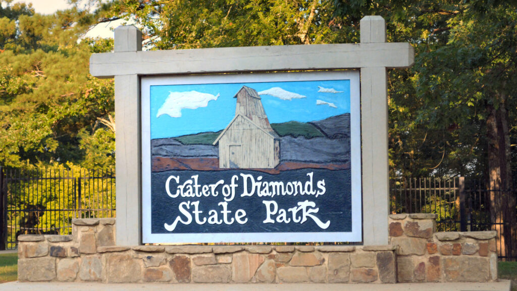 Cartel de entrada del Parque Estatal Cráter de Diamantes.