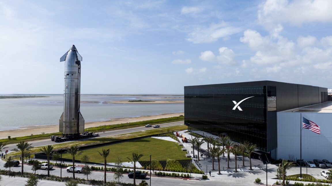 SpaceXは「機械を作る機械」を作った。しかし、その「機械」の方はどうなっているのだろうか？ または、 SpaceXは「機械を作るための機械」を作り上げた。では、肝心の「機械」はどうなっているのか？