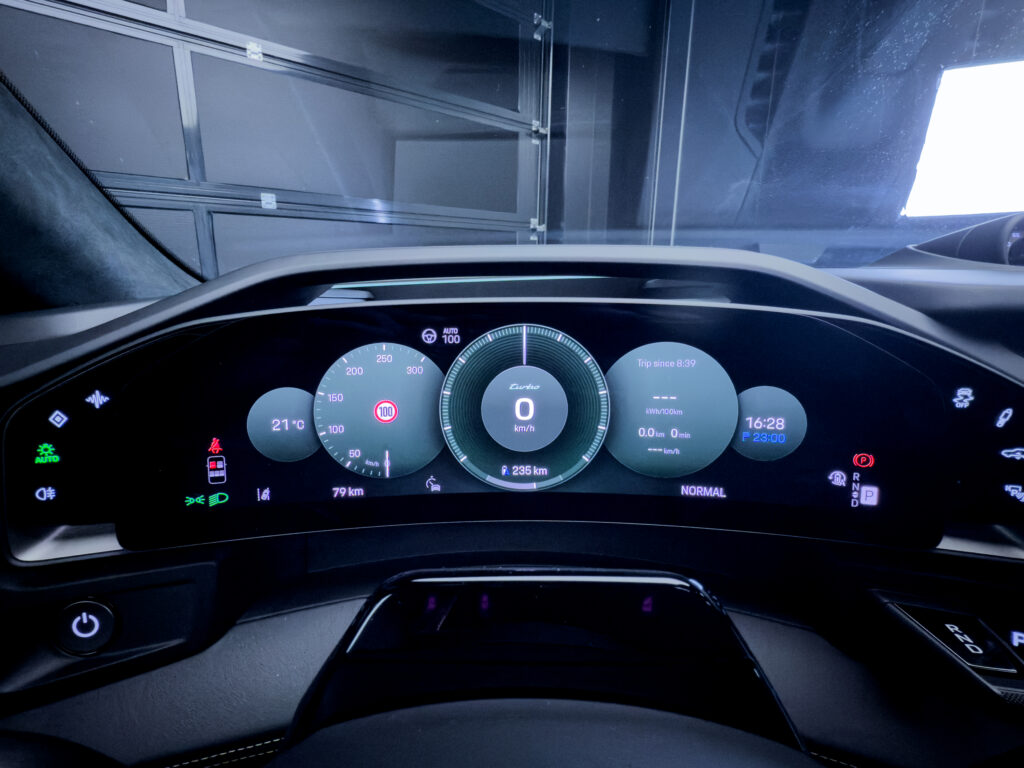 Porsche Caine Maine OLED Strument Disk