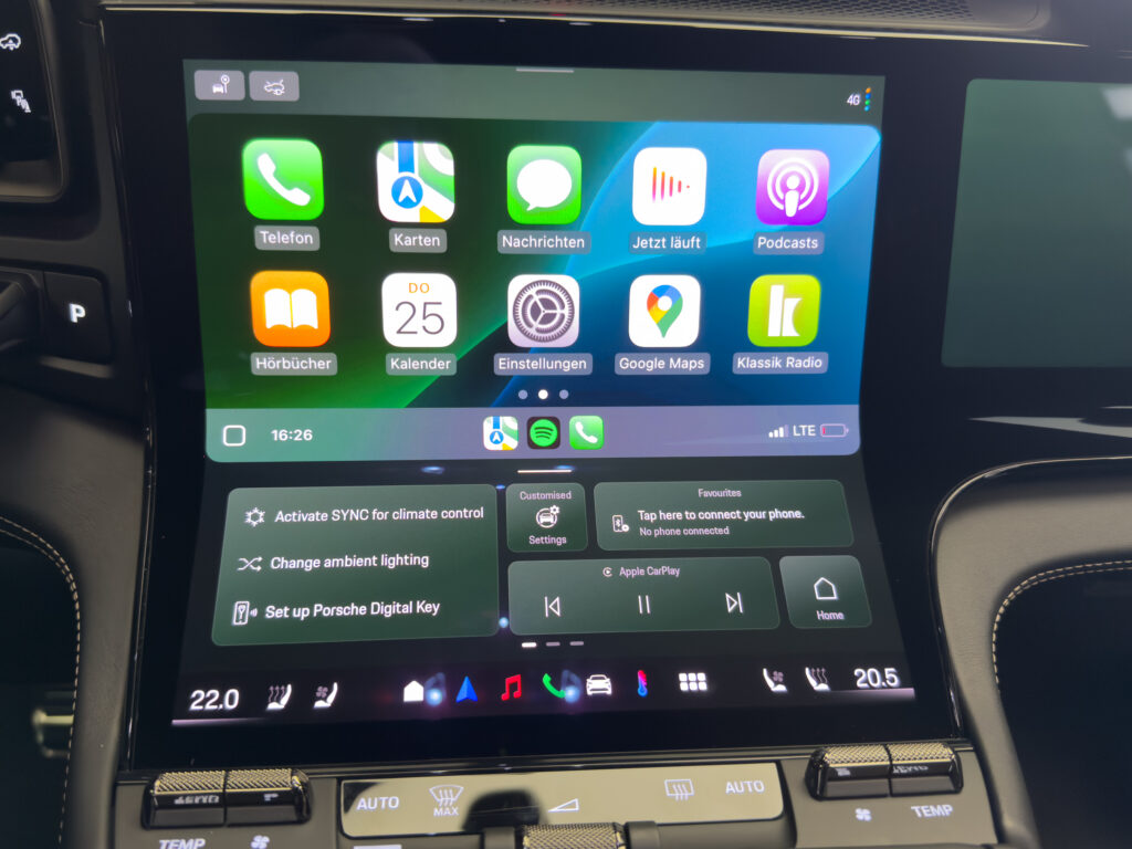 La schermata di informazioni curve in una Porsche mostra il carplay.