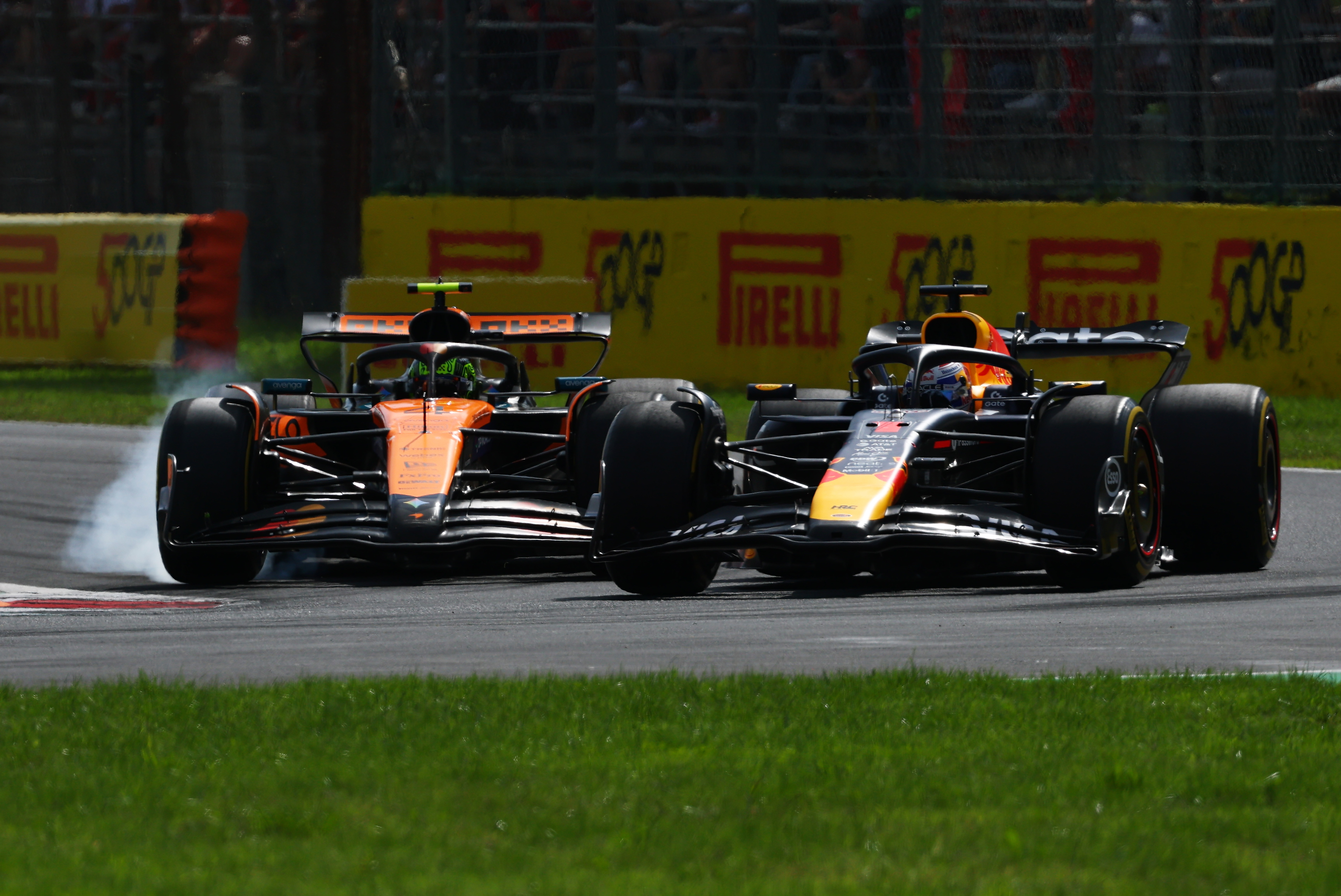 MONZA, ITALIA - 07 DE SEPTIEMBRE: Max Verstappen de los Países Bajos conduciendo el (1) Oracle Red Bull Racing RB21 y Lando Norris de Gran Bretaña conduciendo el (4) McLaren MCL39 Mercedes luchan por la posición durante el Gran Premio de Italia de F1 en el Autódromo Nacional de Monza el 07 de septiembre de 2025 en Monza, Italia.