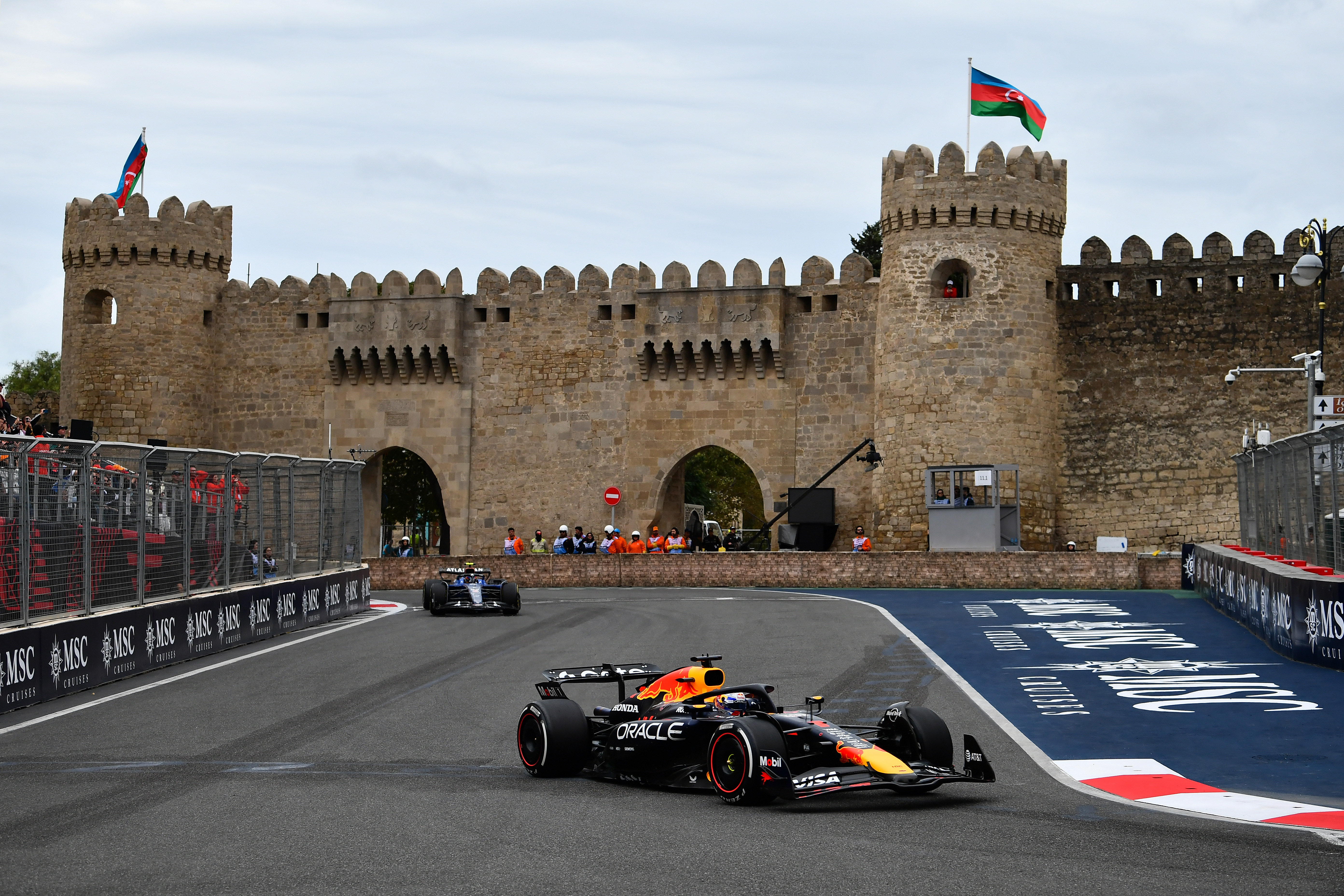  Max Verstappen of the Netherlands driving the (1) Oracle Red Bull Racing RB21 leads Carlos Sainz of Spain driving the (55) Williams FW47 Mercedes on track during the F1 Grand Prix of Azerbaijan at Baku City Circuit on September 21, 2025 in Baku, Azerbaijan.