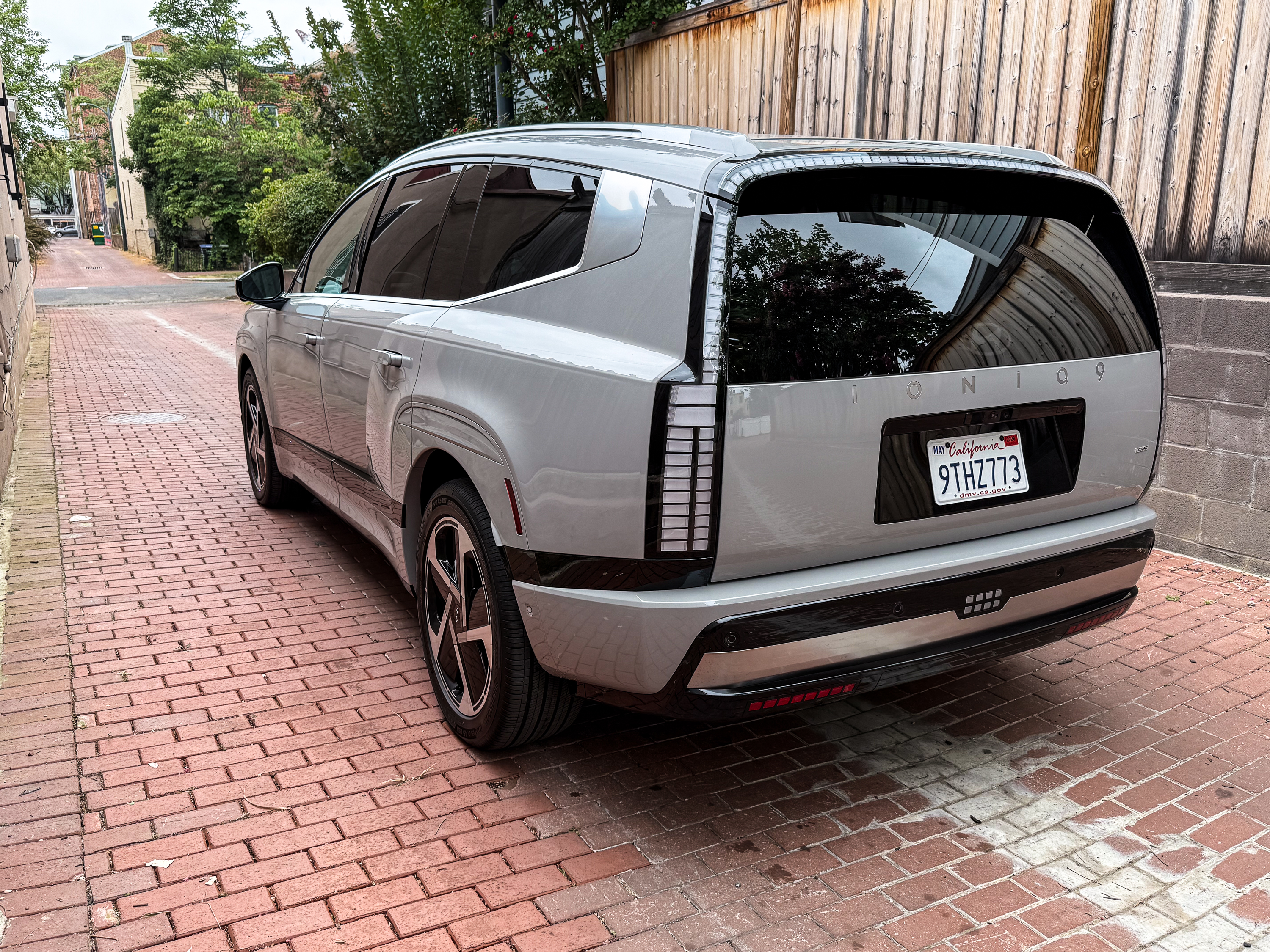 Una Hyundai Ioniq 9 vista dai 3/4 posteriori.