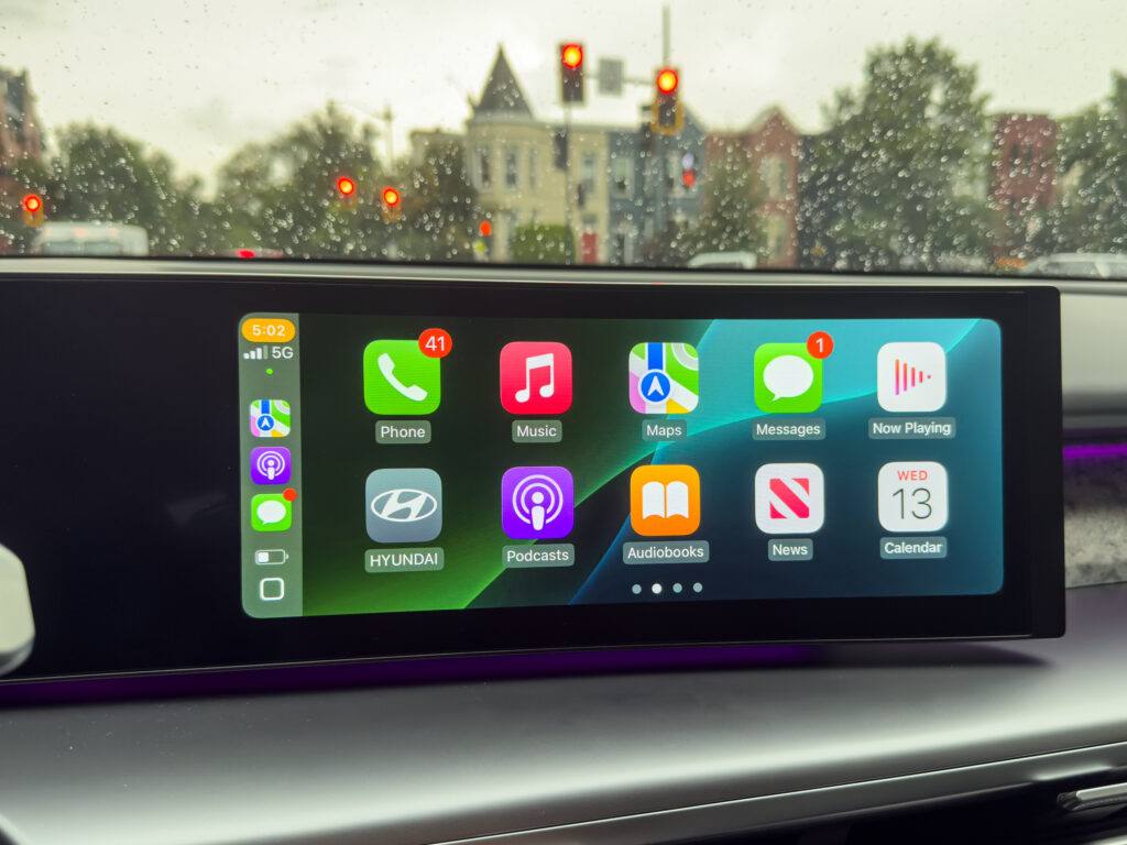 Uno schermo di infotainment Hyundai Ioniq 9 che mostra CarPlay