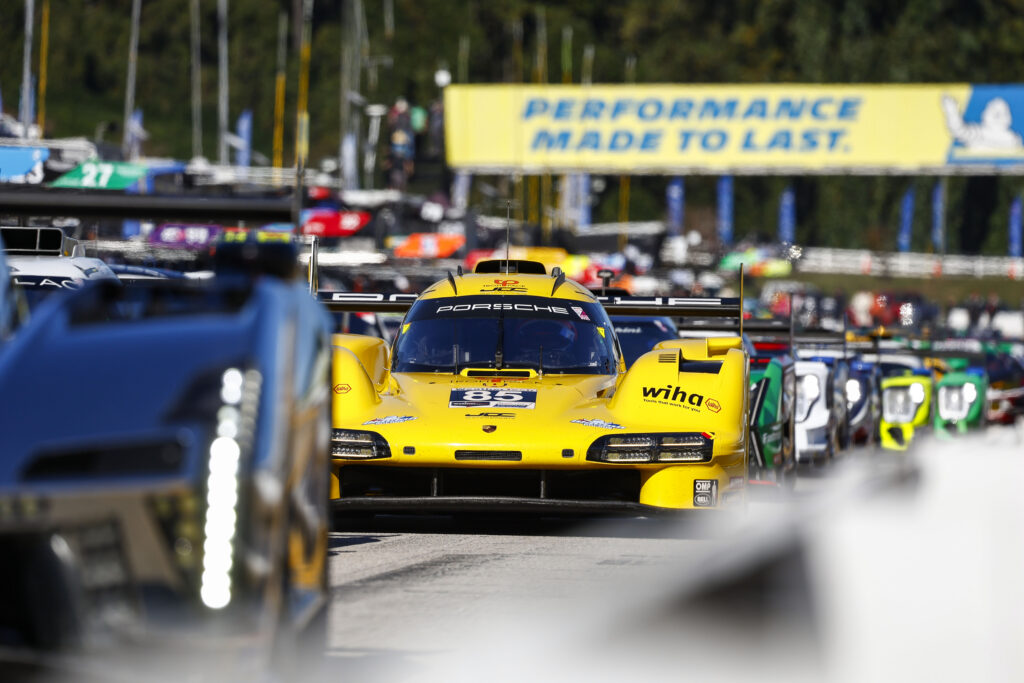 Un Porsche 963 amarillo