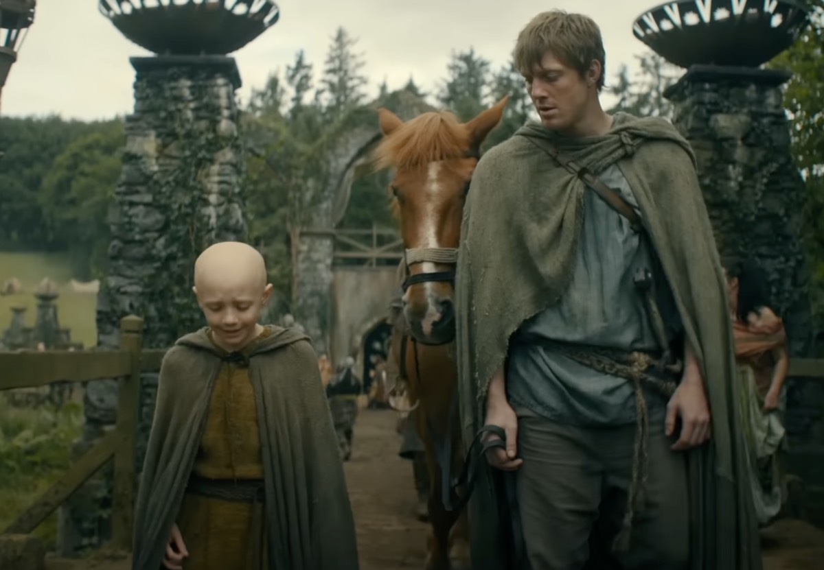 Một hiệp sĩ tập sự và người bạn đồng hành: Dexter Sol Ansell vào vai "Egg" (trái) và Peter Claffey vào vai Dunk (phải).