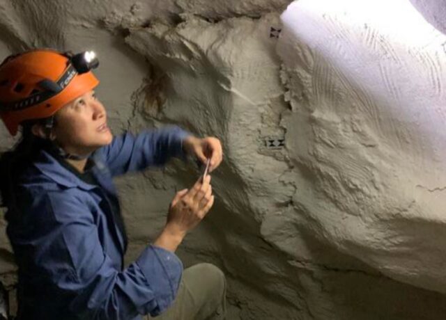Dr Andrea Jalandoni studies finger flutings at a cave site in Australia