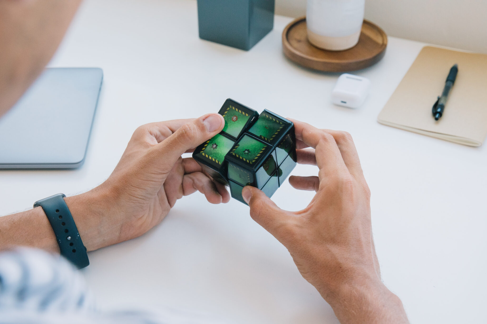 Rubik’s Cube gets a $299 update, complete with IPS screens and its own ...