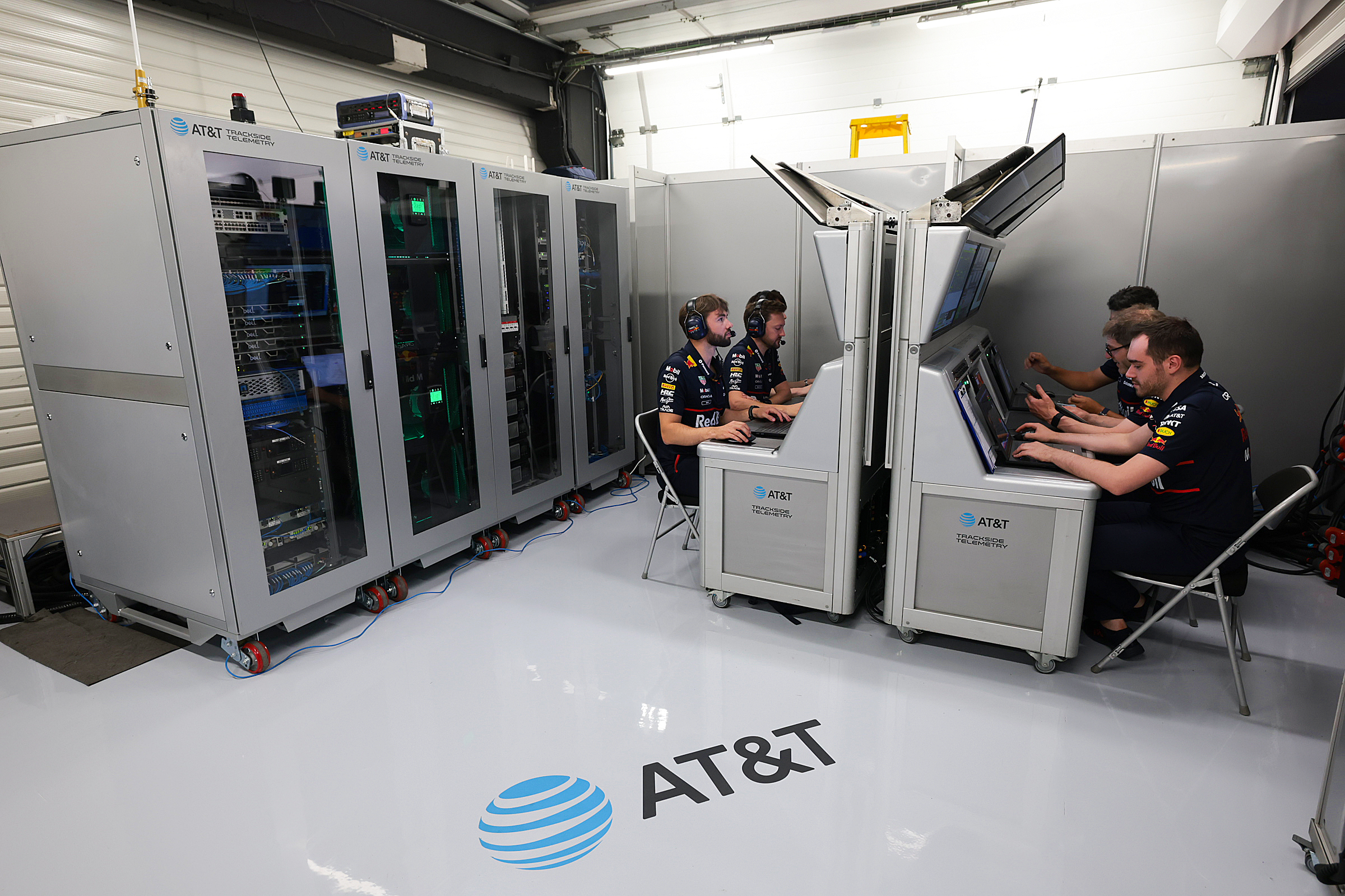 Ingenieros de Red Bull en el garaje