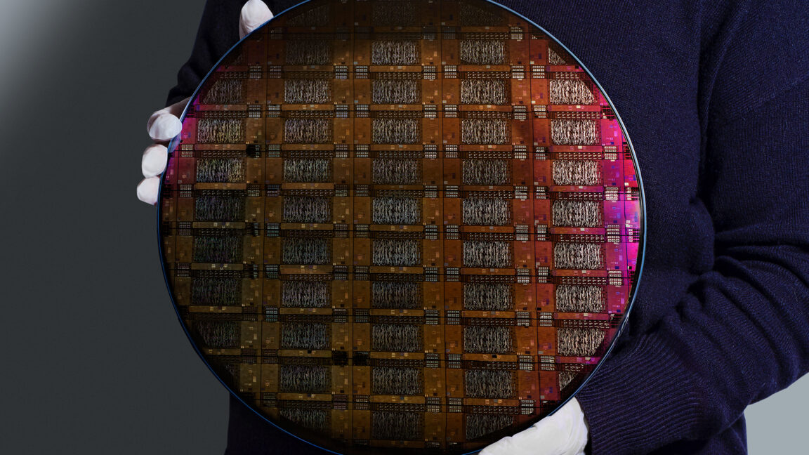 Quantum roundup: Lots of companies announcing new tech 2 IBM Quantum Loon Wafer 2