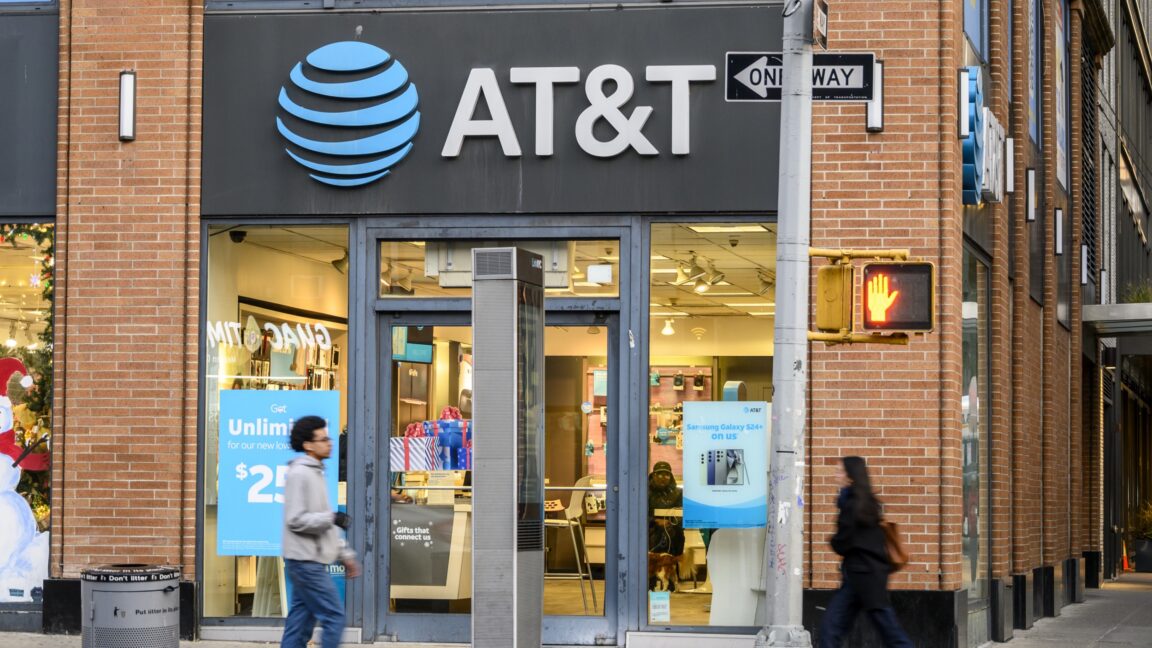 arstechnica.com - Jon Brodkin - AT&T falsely promised 'everyone' a free iPhone, ad-industry board rules