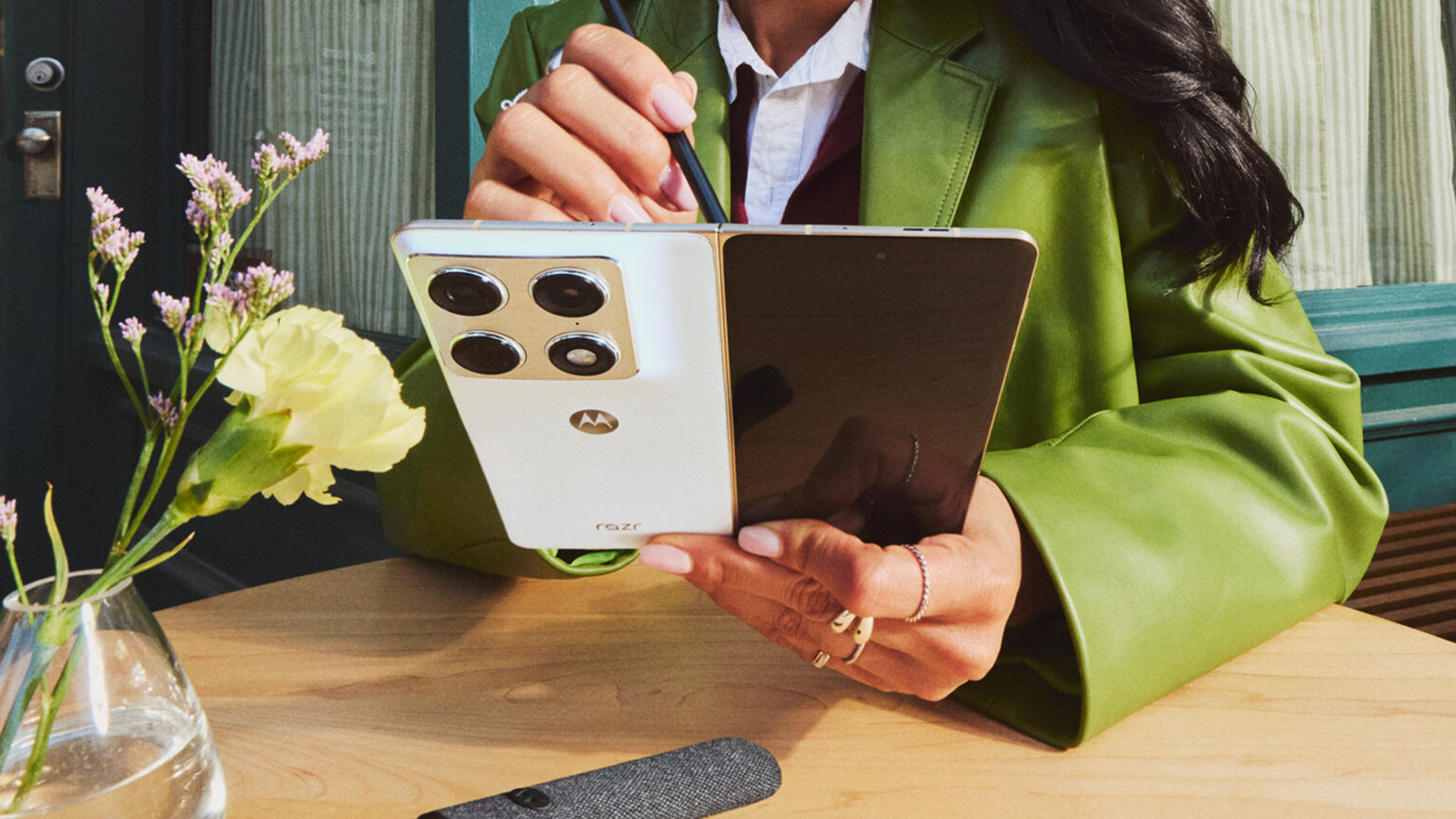 Motorola reveals the Razr Fold, a book-style foldable launching this ...