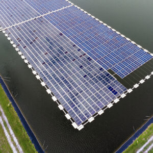 Image of a reservoir with a large collection of solar panels floating on it.