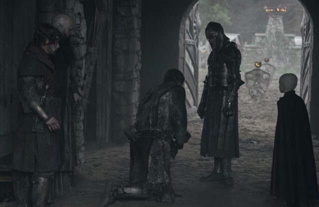 hiệp sĩ bị thương quỳ trước mặt hoàng tử.