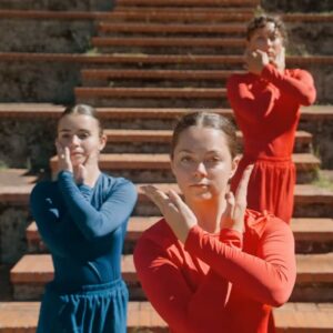 dancers dressed in red and blue to represent positive and negative charges, respectively, with twists and turns reflecting the differences between crystalline and semicrystalline materials.